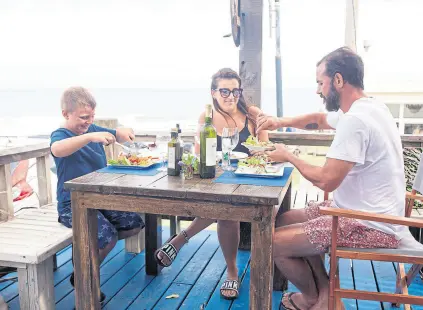  ??  ?? Lucas Petersen, su hijo Klaus y Josefina Clusellas en Costa Brava, un clásico de La Pedrera