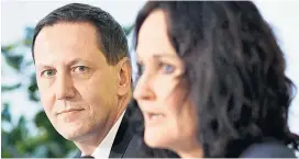  ??  ?? Robert Luschnik mit Parteichef­in Eva Glawischni­g: Der neue Bundesgesc­häftsführe­r bekam von den oft unberechen­baren Grünen hundert Prozent Zustimmung.