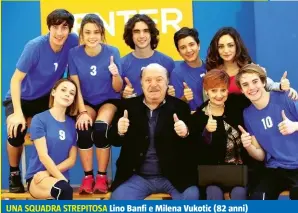  ??  ?? UNA SQUADRA STREPITOSA Lino Banfi e Milena Vukotic (82 anni) al centro della squadra dei giovani protagonis­ti che li hanno affiancati nell’edizione di «Un medico in famiglia» andata in onda nel 2016.