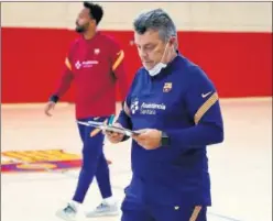  ??  ?? Xavi Pascual, en un entrenamie­nto del Barça.