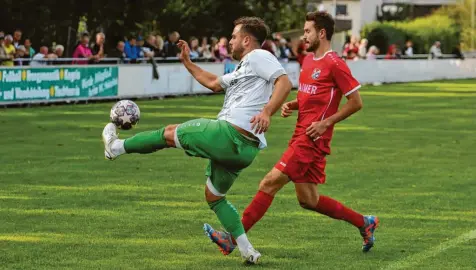  ?? Foto: Michael Hochgemuth ?? Am Sonntag wollen Jonas Ruisinger (rechts) und der TSV Hollenbach den FC Stätzling stoppen.