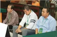  ?? GUSLAN GUMILANG/JAWA POS ?? HAPPY ENDING: Para terdakwa kasus amblesnya Jalan Gubeng menjalani sidang putusan di Pengadilan Negeri Surabaya kemarin (12/3).