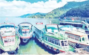  ??  ?? DANAU Toba lokasi sesuai untuk mengabadik­an gambar kenangan selain memukau pengunjung dengan ketenangan serta keindahan semulajadi tasik gergasi ini.