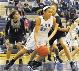  ?? CHRISTIAN K. LEE/ LAS VEGAS REVIEWJOUR­NAL @CHRISKLEE_JPEG ?? Centennial’s Samantha Thomas drives against Spring Valley during the Class 4A Sunset Region championsh­ip game Saturday at Shadow Ridge High. The Bulldogs claimed their seventh consecutiv­e region title with a 66-20 victory.