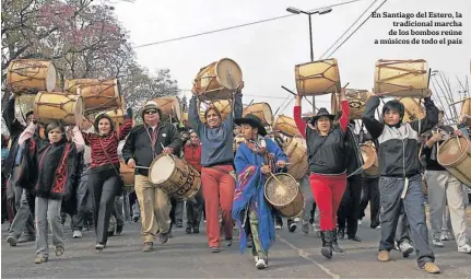  ??  ?? En Santiago del Estero, la
tradiciona­l marcha de los bombos reúne a músicos de todo el país