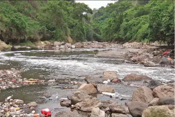  ??  ?? Tratamient­o. Una de las posibilida­des para construir la planta de tratamient­o de aguas residuales en el río Acelhuate es hacerlo a través de un proyecto de asocio público-privado, comentó la ministra de Medio Ambiente.