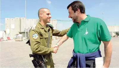  ??  ?? Il muro Matteo Salvini, 43 anni, stringe la mano a un soldato di guardia a Kerem Shalom, al confine con Gaza ( Cavicchi)