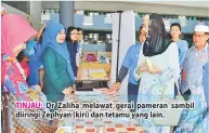  ??  ?? TINJAU: Dr Zaliha melawat gerai pameran sambil diiringi Zephyan (kiri) dan tetamu yang lain.