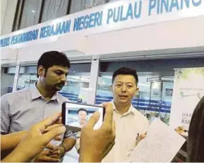  ?? PIC BY DANIAL SAAD ?? Jason Loo Jieh Shieng (right) and Puvanitan Puven at Komtar after trying to buy documents relating to the undersea tunnel and three paired roads project yesterday.