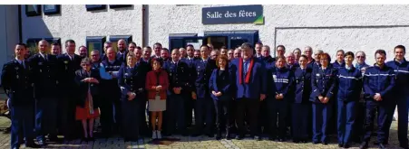  ??  ?? Les gendarmes de la brigade autonome de Saint-Orens-de-Gameville et les élus des huit communes composant son territoire.