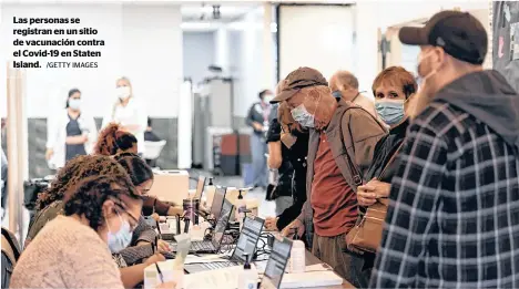  ?? /GETTY IMAGES ?? Las personas se registran en un sitio de vacunación contra el Covid-19 en Staten Island.