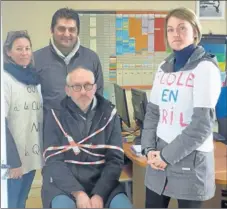  ??  ?? Le directeur retenu dans son bureau