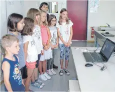  ?? FOTO: VOLKMAR HOFFMANN ?? Judith Engst (hinten) erklärt den Kindern, wie das Wetter entsteht.