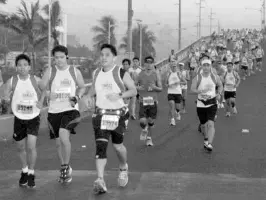  ??  ?? RUNNERS negotiate the down ramp of the EDSA flyover on Roxas Boulevard in Pasay City in yesterday’s staging of the 23rd Yakult 10 Miler. Kenyans Benjamin Kipkazi and Irine Kipchumba won the men and women’s races.