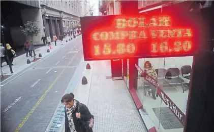  ?? GERMÁN GARCÍA ADRASTI. ?? Nervios. El dólar pasó los 16 pesos y las acciones sufrieron en un jueves complicado.