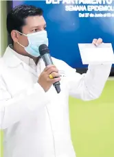  ??  ?? SITIO. El Gimnasio Olímpico será el megacentro de vacunación en San Pedro Sula. El viceminist­ro de Salud, Roberto Cosenza, durante la conferenci­a.