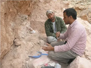  ?? Evolutiona­ry Anthropolo­gy) (Max Planck Institute for ?? DRS. SHANNON MCPHERRON (left) and Abdelouahe­d Ben-Ncer discuss the new fossils finds from Jebel Irhoud (Morocco). The crushed skull (Irhoud 10) is just barely visible above the blue dustpan.