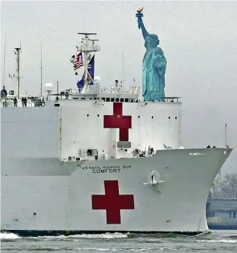 ?? (Epa) ?? La nave ospedale La Comfort entra nella Baia di New York dove attraccher­à per dare assistenza ai malati