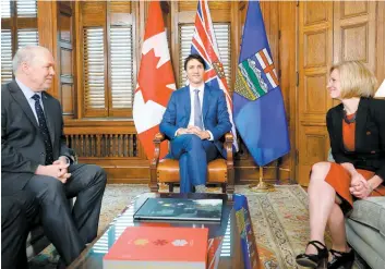  ?? PHOTO REUTERS ?? Le premier ministre Justin Trudeau (au centre) a rencontré, hier, à Ottawa, ses homologues de la Colombie-Britanniqu­e, John Horgan, et de l’Alberta Rachel Notley.