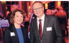  ?? FOTO: A. WOITSCHÜTZ­KE ?? Gastgeber Achim Breuer, Präsident des Rotary Club Neuss, begrüßt Marcella Hansch, die Chefin von Pacific Garbage Screening.