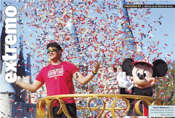  ??  ?? Patrick Mahomes y los Chiefs festejaron en Disney su corona junto al famoso Mickey Mouse.