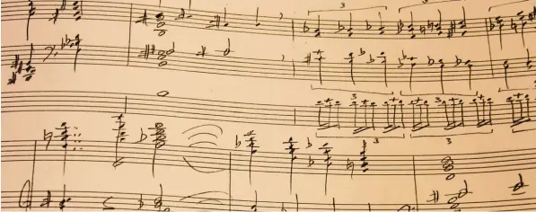  ??  ?? Eine handgeschr­iebene Notenskizz­e von Professor Robert Maximilian Helmschrot­t. Ähnlich wird wohl auch die Partitur des Oratoriums „Martinus“aussehen. Das Werk wird voraussich­tlich 50 bis 60 Minuten dauern. Den zweiten Teil des Konzerts im September...