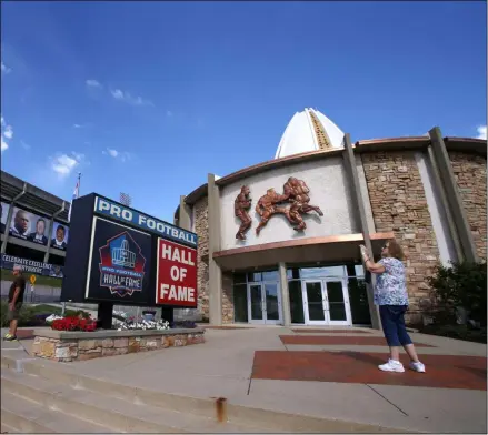  ?? GENE J. PUSKAR - THE ASSOCIATED PRESS ?? In this Aug. 7, 2015, file photo, a visitor to the Pro Football Hall of Fame pauses to take a photo of the sign in front in Canton, Ohio.