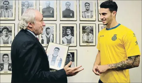  ?? CARLOS MIRA / RCDE ?? El número 44. Antoni Fernández Teixidó, presidente de la Fundació del RCD Espanyol, entrega a Hermoso su retrato fotográfic­o enmarcado que desde ayer figura en la galería de internacio­nales del club y que él mismo colgó