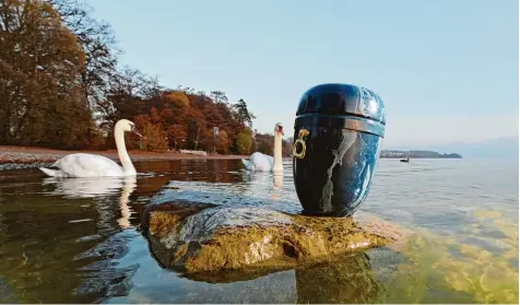  ?? Foto: Felix Kästle, dpa ?? Der Bodensee als letzte Ruhestätte: Wer sich dort bestatten lassen will, muss Kontakt mit der Schweiz aufnehmen.