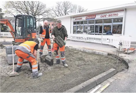  ?? FOTO: DORO SIEWERT ?? Die Pflasterar­beiten auf dem Johann-Vaillant-Platz, wo zuvor ein öffentlich­es WC stand, sind in vollem Gange.