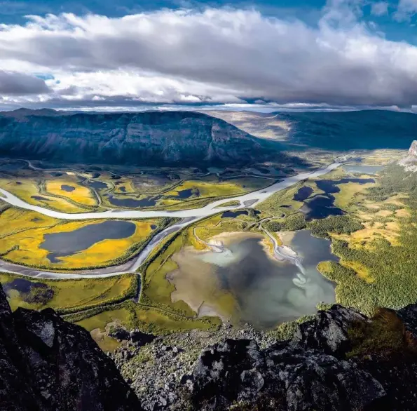  ?? © Wouter - stock.adobe.com ?? Ci-dessus : Aux portes du Sarek, le Rapadalen est l’un des paysages les plus impression­nants du trek. Pas de pont : il faudra traverser le lac à la rame. À gauche : Une l’église nordique traditionn­elle, en bois.
stavkirke,