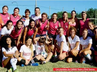  ??  ?? Los planteles de CARAS Team y Pink Soccer.