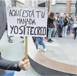  ?? Elvira Urquijo / Efe ?? Protesta a Las Palmas per la sentència de ‘La manada’ de Pamplona.