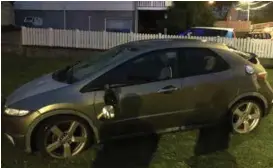  ?? FOTO: POLITIET ?? FUNNET OM NATTEN: Bilen som traff de to unge mennene havnet i en hage på Laksevåg.