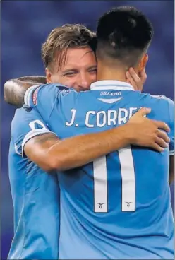  ??  ?? Immobile celebra con Correa su 35º gol en la liga italiana.