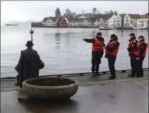  ?? ?? Mannskaper fra kongeskipe­t «Norge» gikk i land og inspiserte bryggene på Torvet i Farsund, sammen med vekter Elin Salvesen, med tanke på at kongeparet kan komme i land i Farsund i slutten av mai.