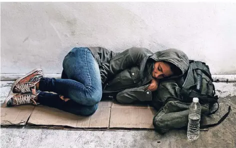  ?? FOTO: GETTY ?? Obdachlose Frauen auf der Straße sieht man selten, weil diese oft alles unternehme­n, um ihre Wohnungslo­sigkeit nicht zu zeigen.