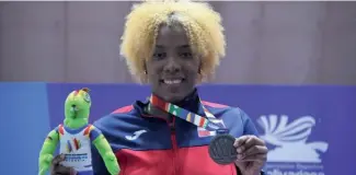  ?? FE ?? La esgrimista Heyddys Valentín posa con su medalla de plata en los Juegos Bolivarian­os.