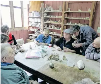  ??  ?? Il n’y a pas d’âge pour apprendre à sculpter l’argile avec Luc Noël.