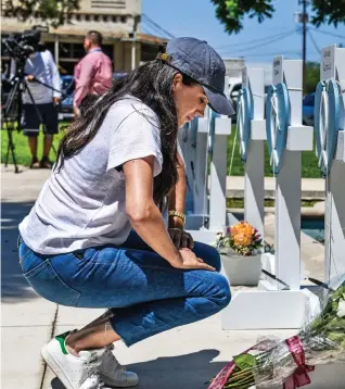  ?? ?? Public mourning: Meghan flew in by private jet to visit the memorial for victims of the school shooting in Texas last month