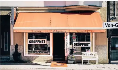  ?? FOTO: A. KREBS ?? Rousseau Chocolade in Düsseldorf hat „Geöffnet“-Schilder im Schaufenst­er. Ab Montag dürfen auch viele Non-Food-Geschäfte wieder
loslegen.