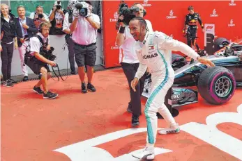  ?? FOTO: AFP ?? Grenzenlos­e Freude: Lewis Hamilton nach seinem Sieg am Hockenheim­ring.