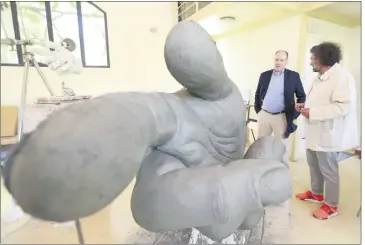  ??  ?? Le prince Albert a pu suivre toutes les étapes de fabricatio­n des sculptures de l’artiste varois, Bernard Bezzina.