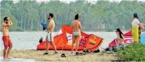  ??  ?? The Kuduwa Kandakuliy­a Lagoon is favourite spot for kitesurfer­s world-wide