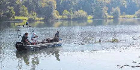  ?? FOTO: HOG ?? Das THW zieht mit dem Motorboot von den Tauchern abgetrennt­es Geäst aus dem Victoriase­e ans Ufer.