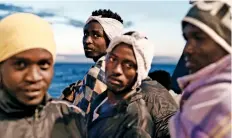  ??  ?? Migrantes a bordo del Aquarius, que se dirige a España y cuya llegada al puerto de Valencia está prevista para este domingo.