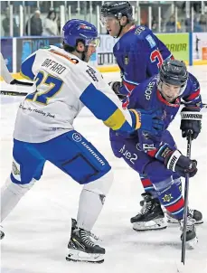  ?? ?? DOUBLE TEAM: Johan Eriksson and Carter Folk mount an attack on Fife Flyers’ goal.