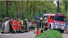  ?? FOTO: HEIKE AHLEN ?? Wie es zu dem Unfall kommen konnte, bei dem der Wagen vor einen Baum prallte und kippte, war gestern noch nicht bekannt.