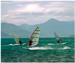  ??  ?? Windsurfin­g in Lago Llanquihue. Windsurf en Lago Llanquihue.