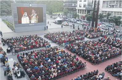  ?? Fabián marelli ?? Una audiencia atenta en la Plaza Vaticano; la escena se replicó en teatros del interior